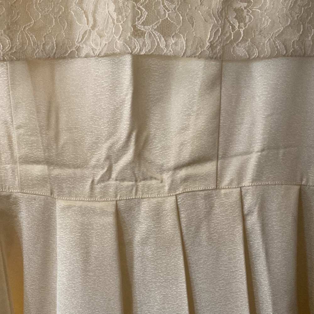 Handmade 1960’s Wedding gown. Mint condition. Worn 1 time. No stains or flaws. - Picture 13 of 16